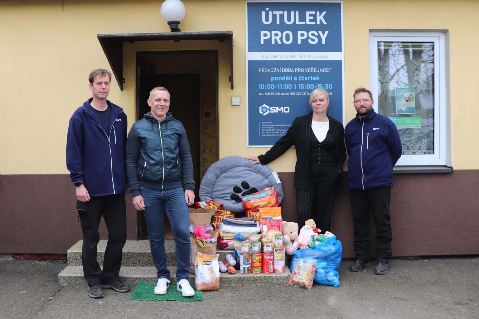HOKEJOVÍ FANOUŠCI PŘILEPŠILI OPUŠTĚNÝM PEJSKŮM