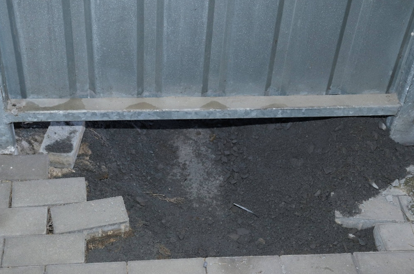 DO KOLÁRNY SE PODKOPAL