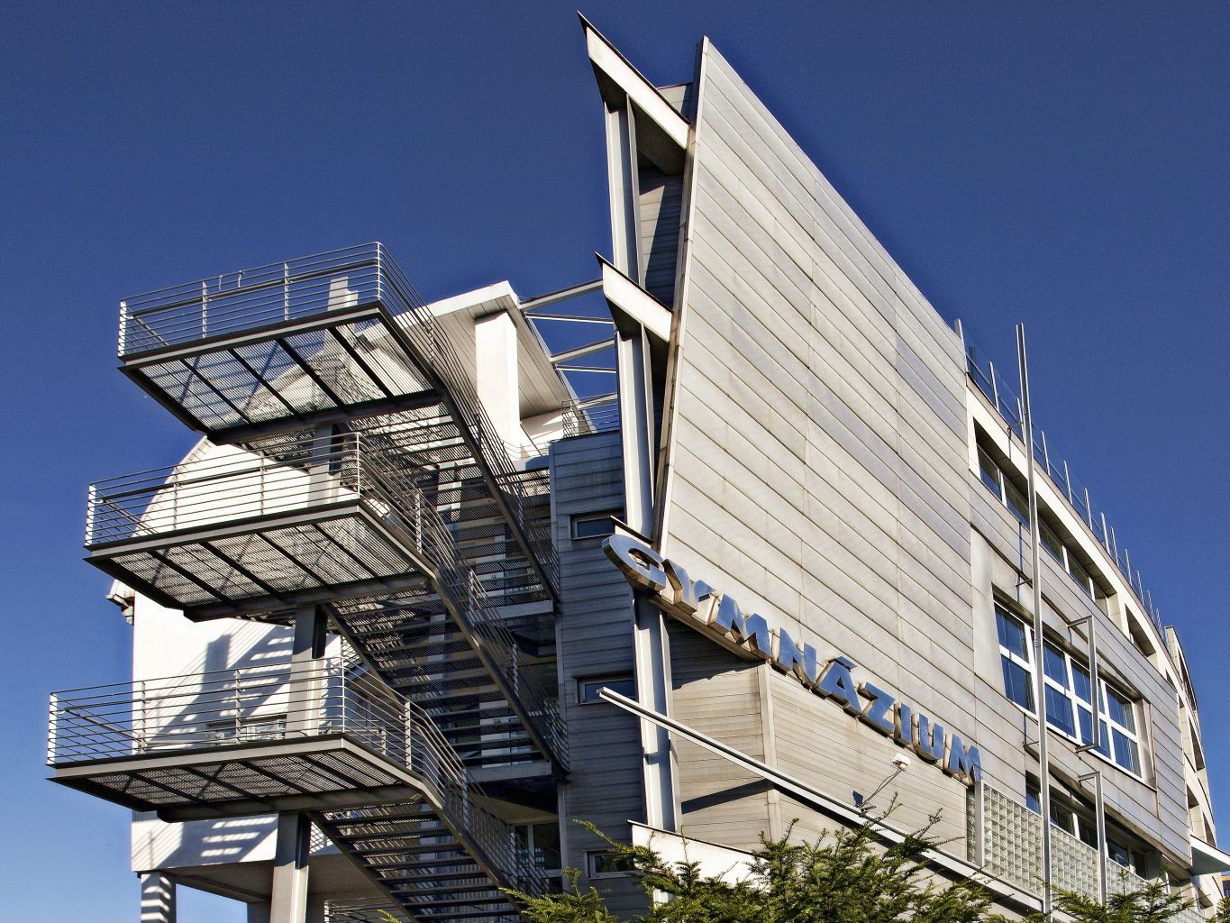 REKONSTRUKCE STŘECHY NA BUDOVĚ GYMNÁZIA JE HOTOVÁ