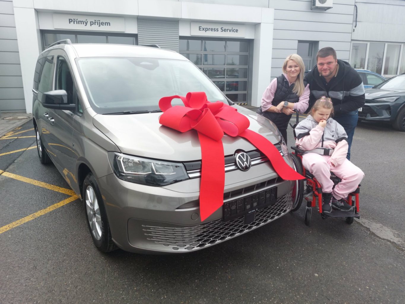 NATÁLKA S RODIČI SE RADUJÍ Z NOVÉHO AUTA