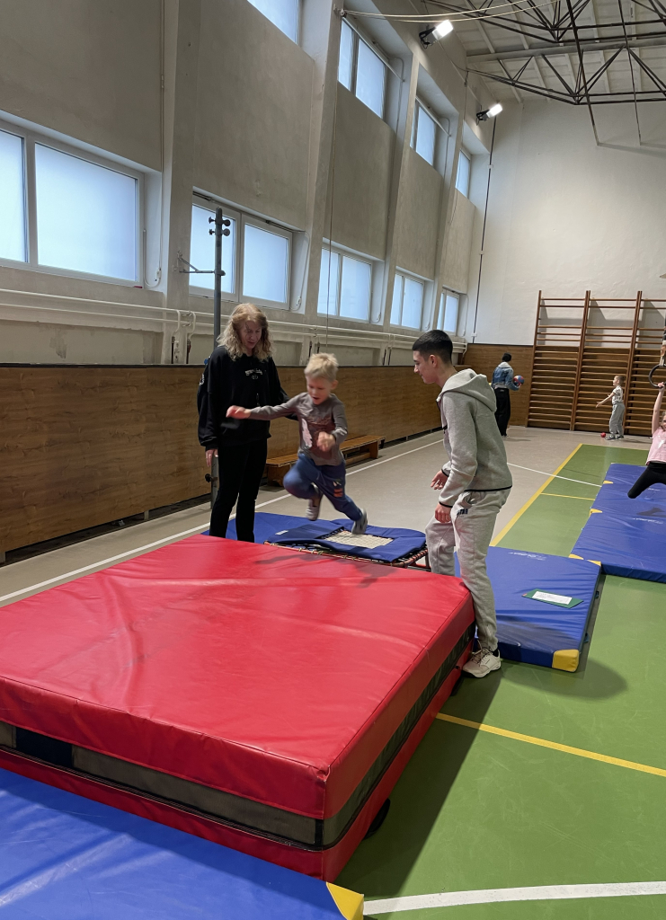 MŠ Lesní - Spolupráce škol - sportovní dopoledne