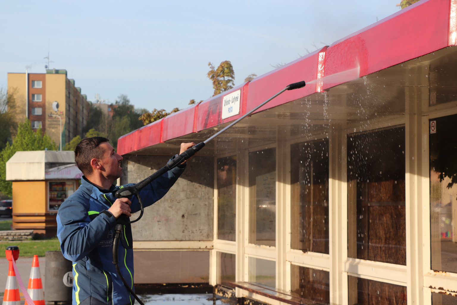 PROBÍHÁ ČIŠTĚNÍ PROSKLENÝCH ZASTÁVEK