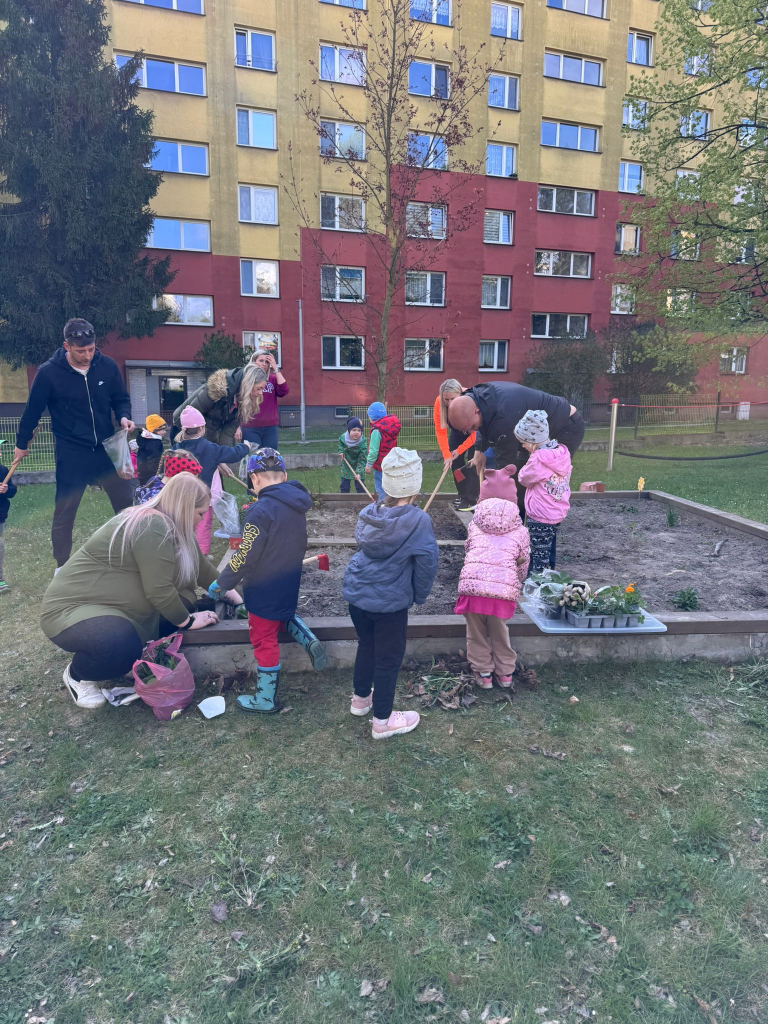 Malí, velcí zahradníci na MŠ Lesní