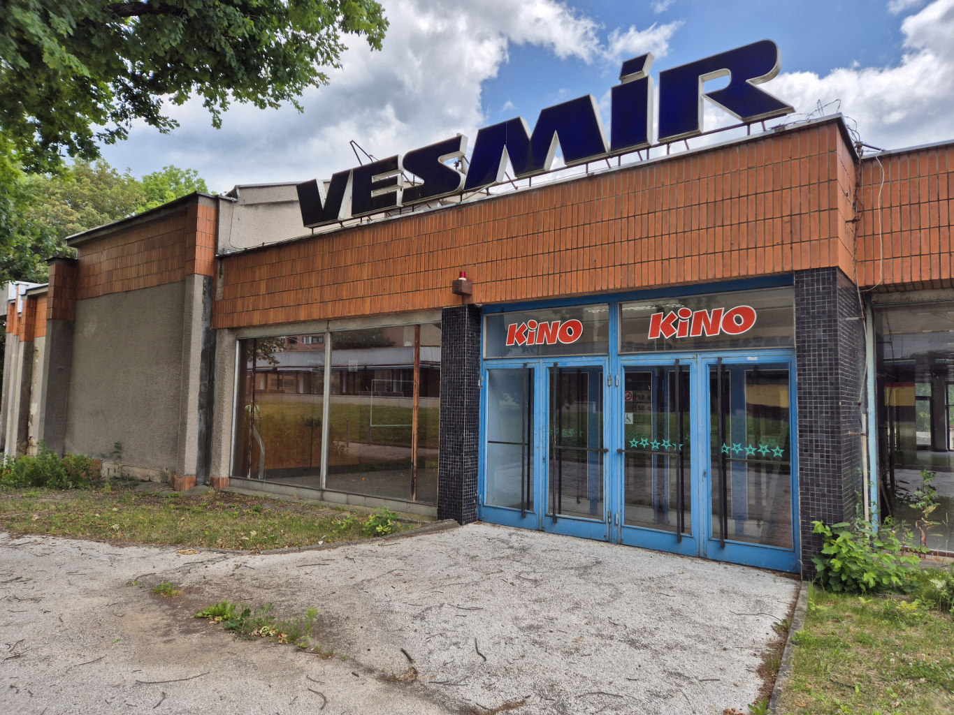 STRÁŽNÍCI VYŘEŠILI ROZBITOU VÝLOHU A KRÁDEŽ V HYPERMARKETU