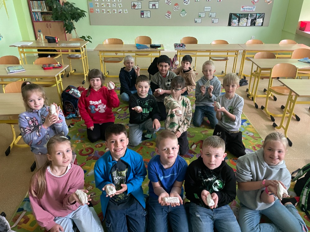 Malí paleontologové v akci: Studánku navštívil Mobilní trilopark