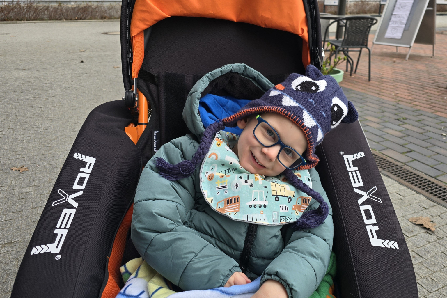 DEJTE SI CAPPUCCINO A PODPOŘTE MALÉHO BOJOVNÍKA