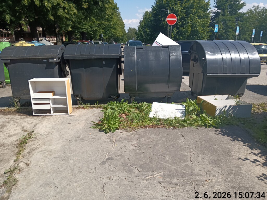 PŮVODCI ČERNÉ SKLÁDKY DOSTALI POKUTU, OPILEC SKONČIL NA ZÁCHYTCE