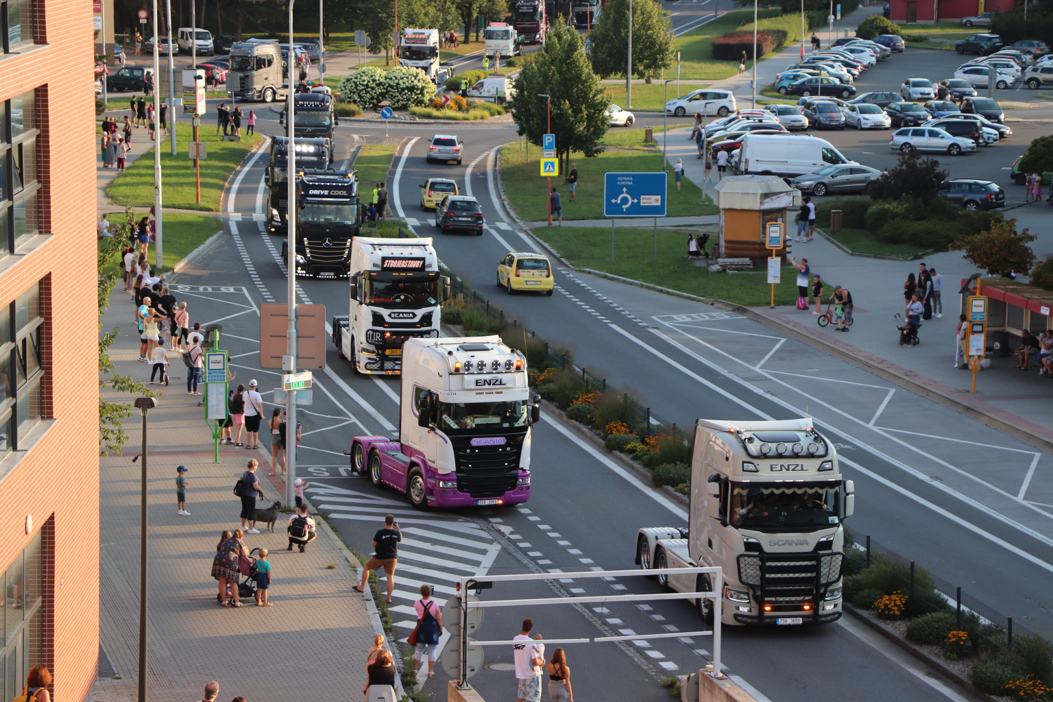 TRUCK SRAZ ZAHÁJEN! STYLOVÉ TAHAČE PROJELY ORLOVOU