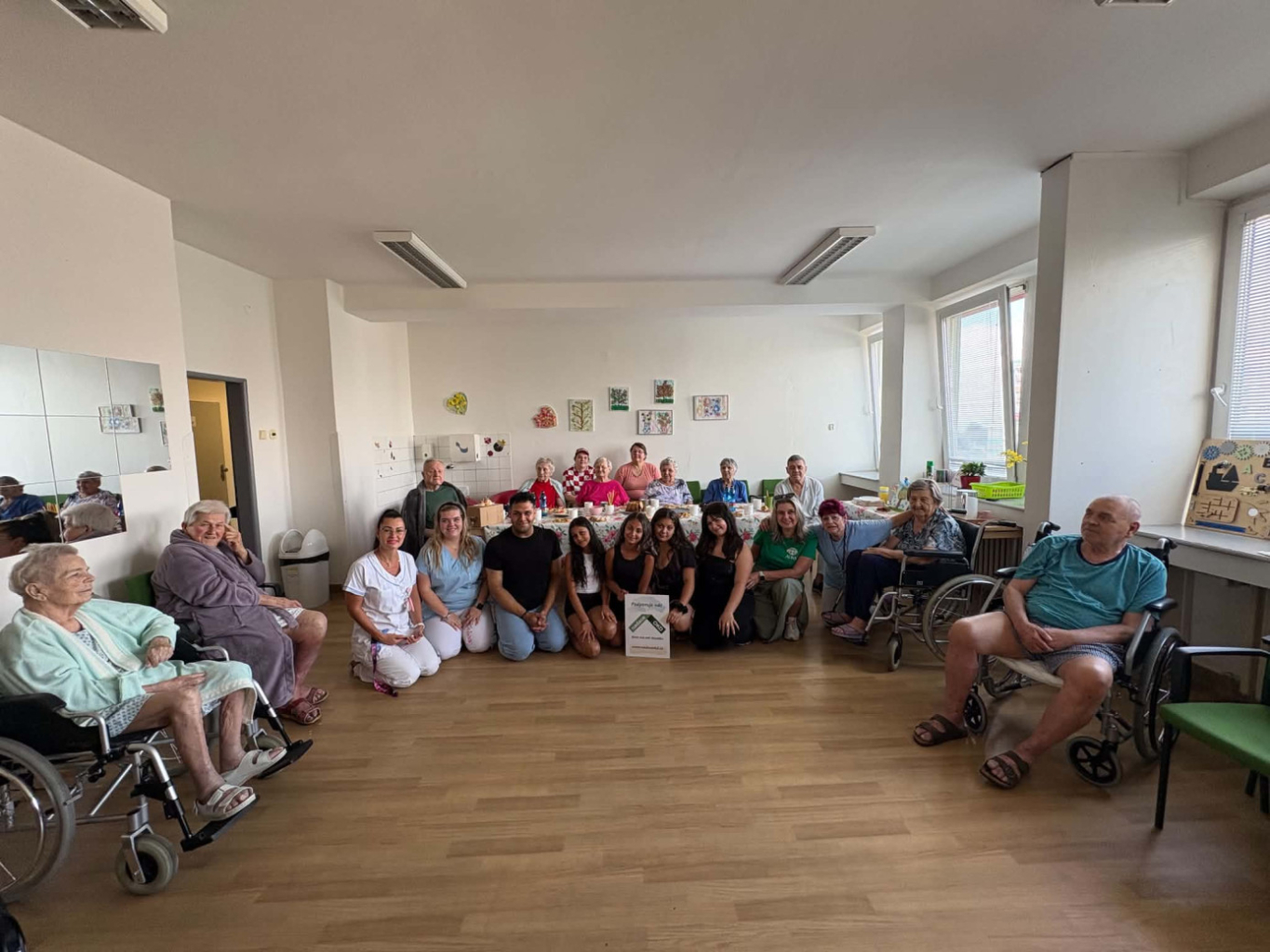 KLIENTKY MAJÁKU POTĚŠILY SVÝM VYSTOUPENÍM SENIORY V NEMOCNICI