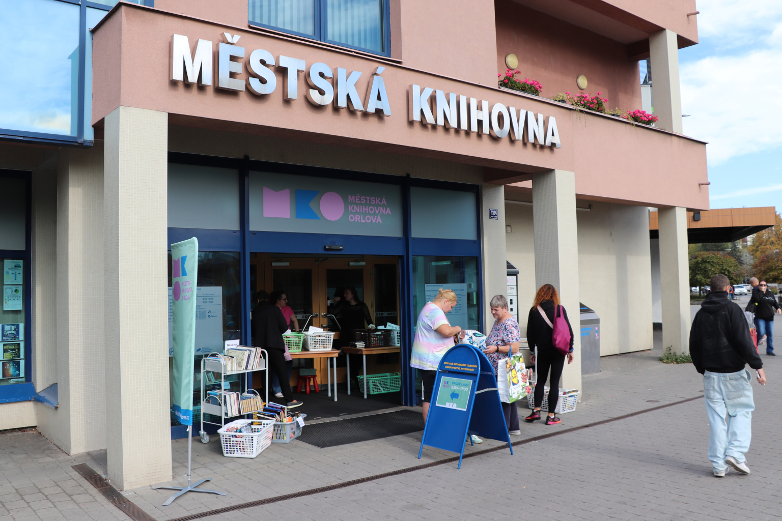 STARŠÍ KNIHY A ČASOPISY HLEDAJÍ NOVÉ MAJITELE