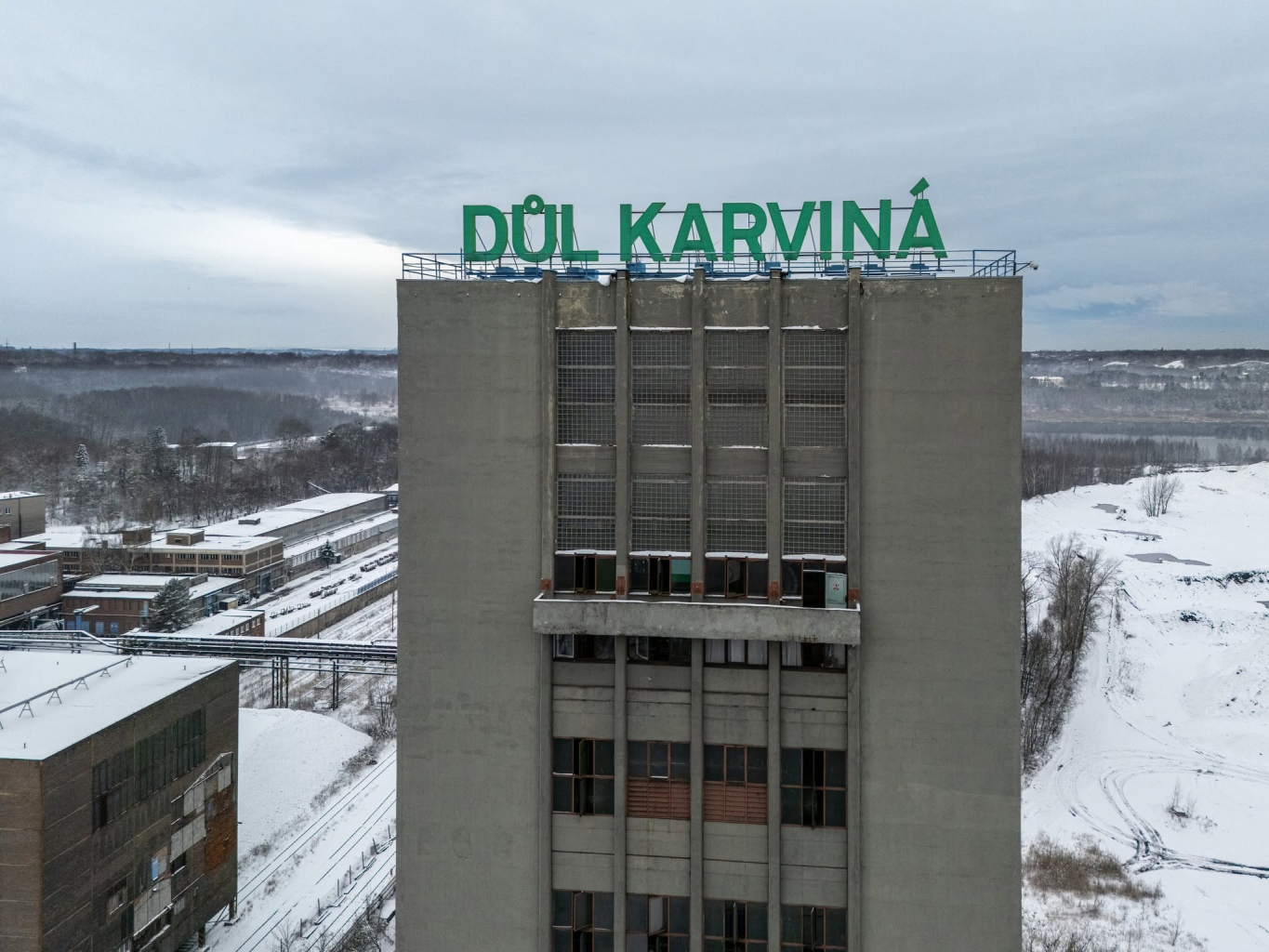 ODSTŘEL TĚŽNÍ VĚŽE DOLU ČSA OMEZÍ DOPRAVU