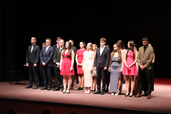 SLAVNOSTNÍ VYŘAZENÍ MATURANTŮ 2024 