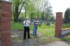 Odcizená brána na hřbitově 