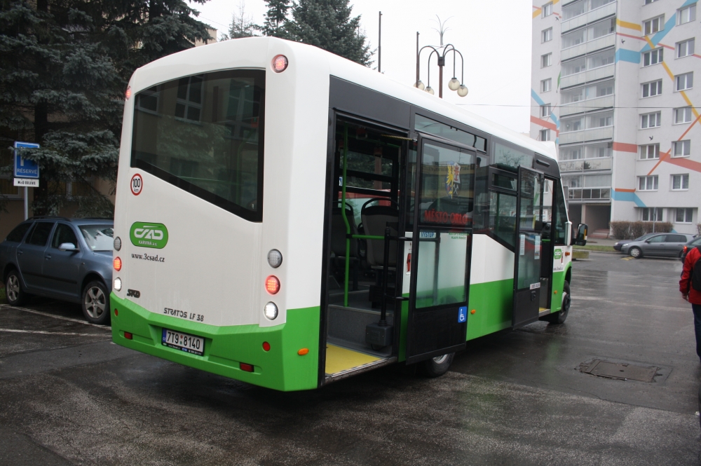 Radní města při prohlídce nového linkového autobusu 