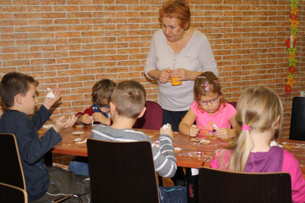 Zdobení perníčků se Svazem žen v Domě dětí a mládeže 