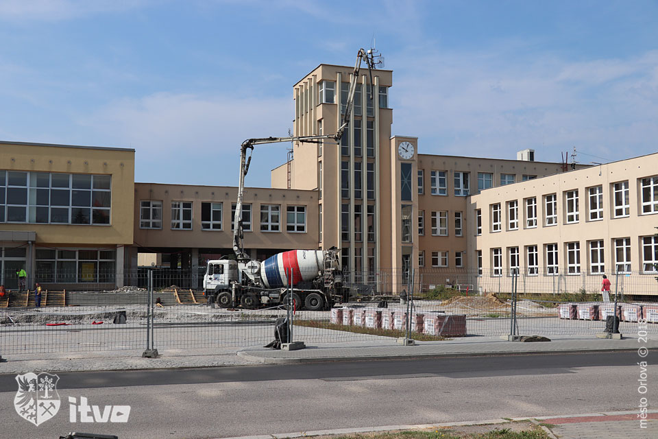 Stavební práce na náměstí v srpnu 2018 