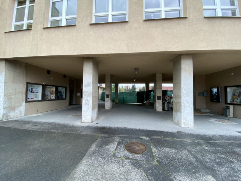 ZAČÍNÁ BOURÁNÍ PRŮCHODU MEZI ÚŘADEM A SPOŘITELNOU